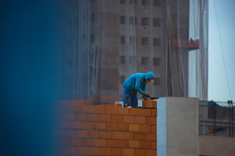 Plytų sienos mūrijimas statybos objekte